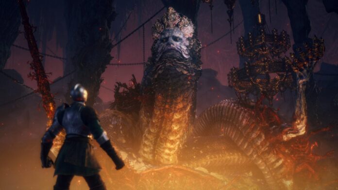ตัวละครอัศวินยืนเผชิญหน้ากับบอสงูยักษ์ Rykard ในเกม Elden Ring
