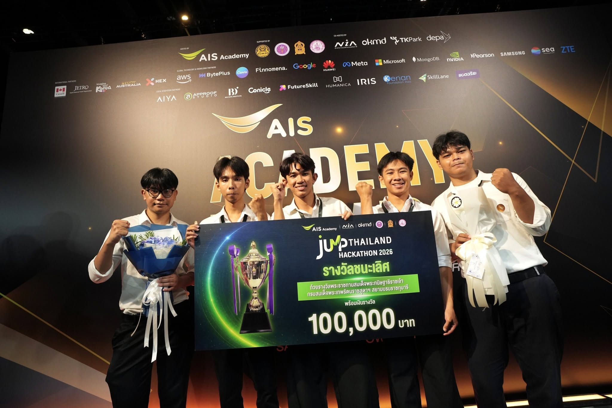 ทีม MAMO ถือป้ายรางวัลชนะเลิศ JUMP Thailand Hackathon 2026