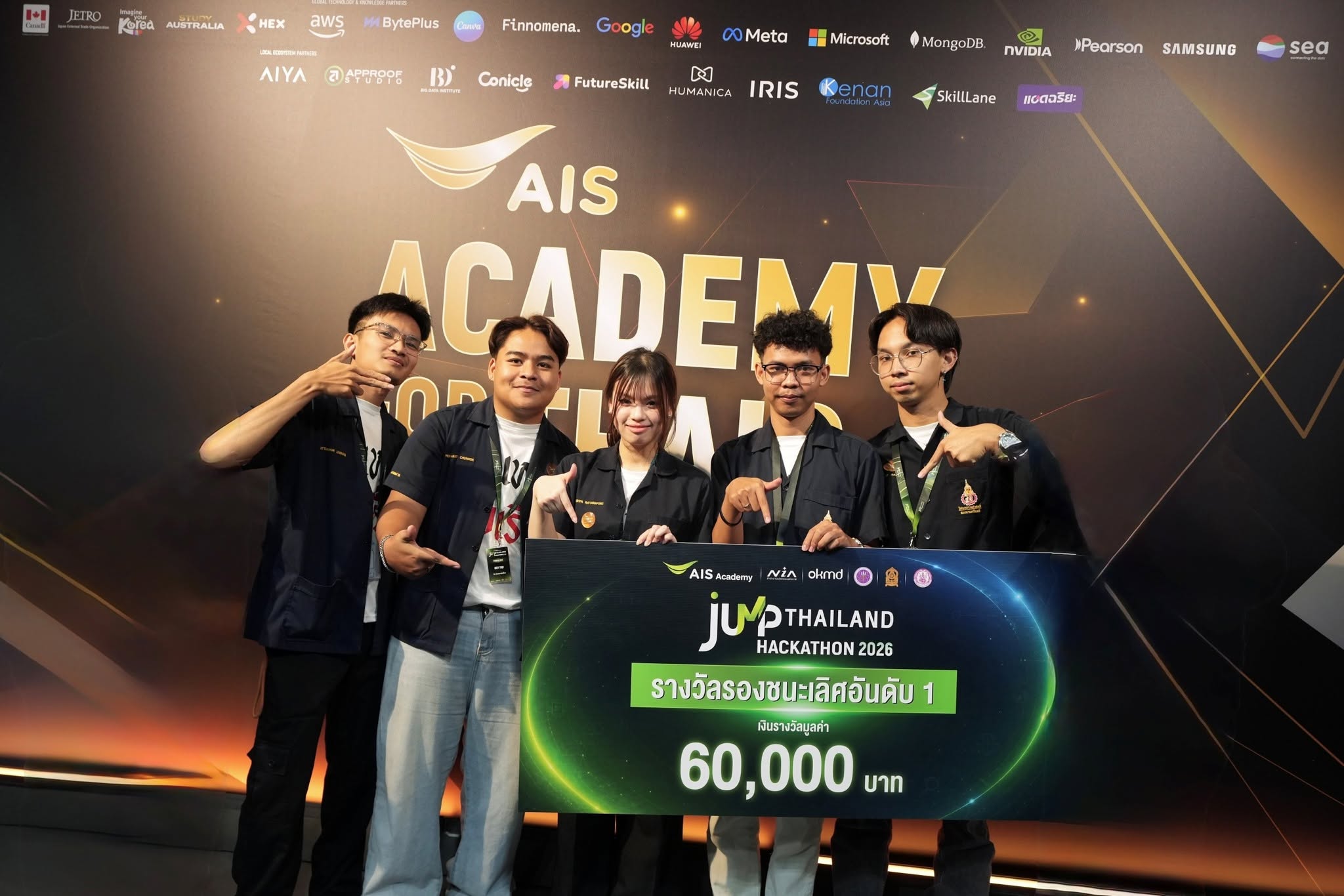 ทีมรับเหมาก่อเรื่อง ถือป้ายรางวัลรองชนะเลิศอันดับ 1 JUMP Thailand Hackathon 2026