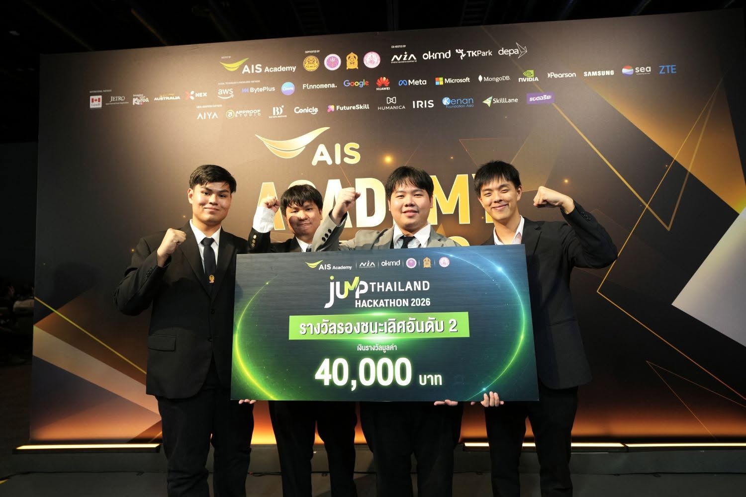 ทีม MR. BOBO ถือป้ายรางวัลรองชนะเลิศอันดับ 2 JUMP Thailand Hackathon 2026