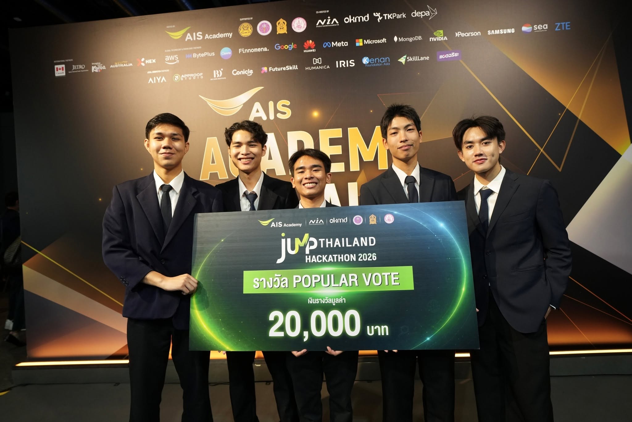ทีม TLDR ถือป้ายรางวัล Popular Vote ในงาน JUMP Thailand Hackathon 2026