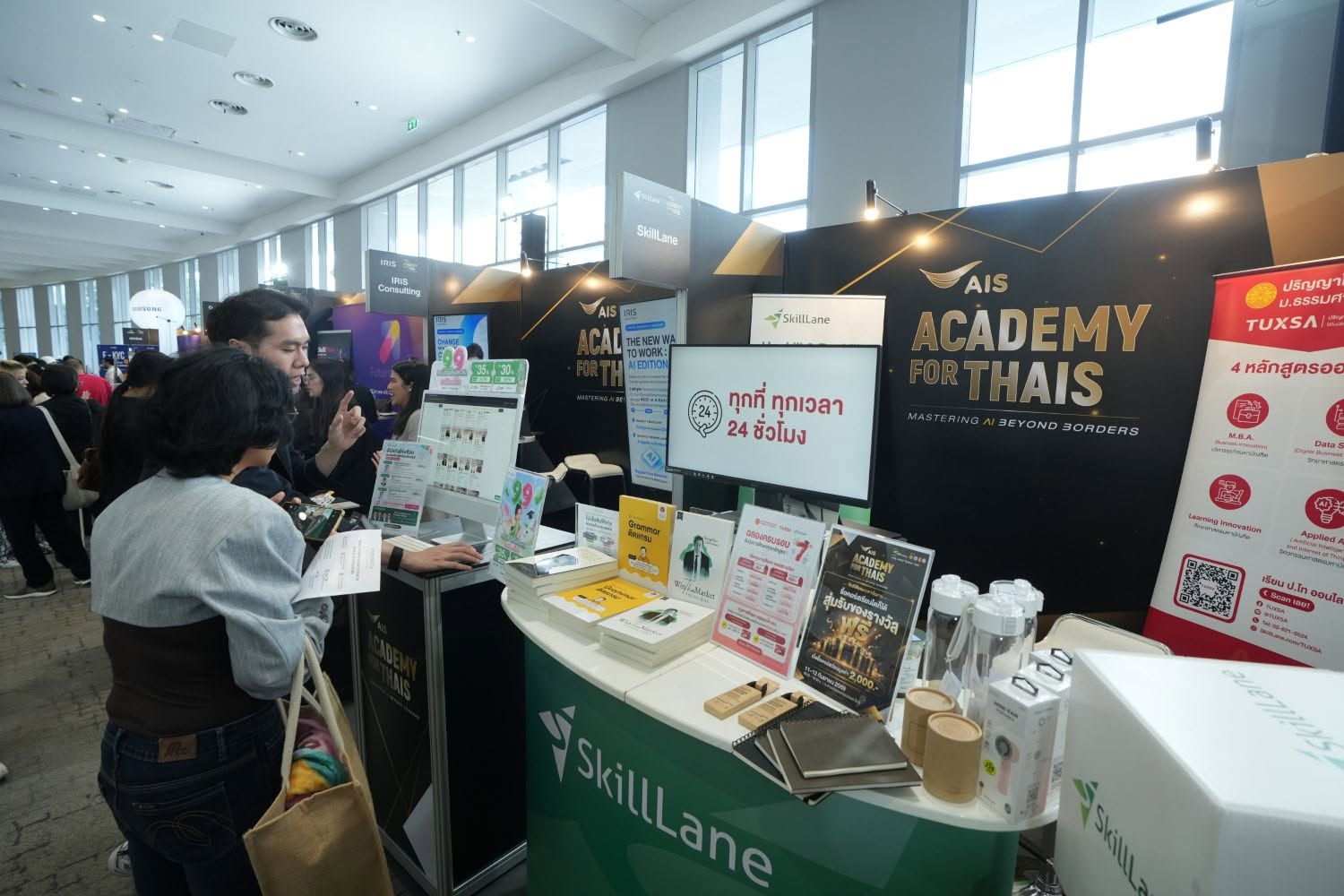 ผู้เข้าร่วมชมบูธการเรียนรู้ภายในงาน AIS ACADEMY For THAIs 2026