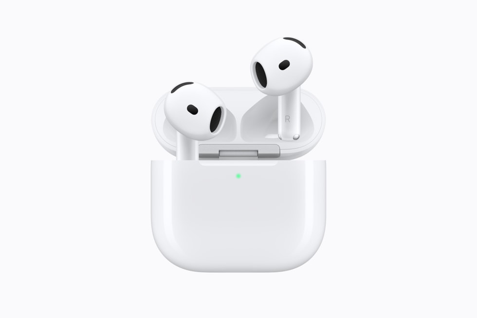 หูฟัง AirPods 5 สีขาววางอยู่เหนือเคสชาร์จที่เปิดฝา
