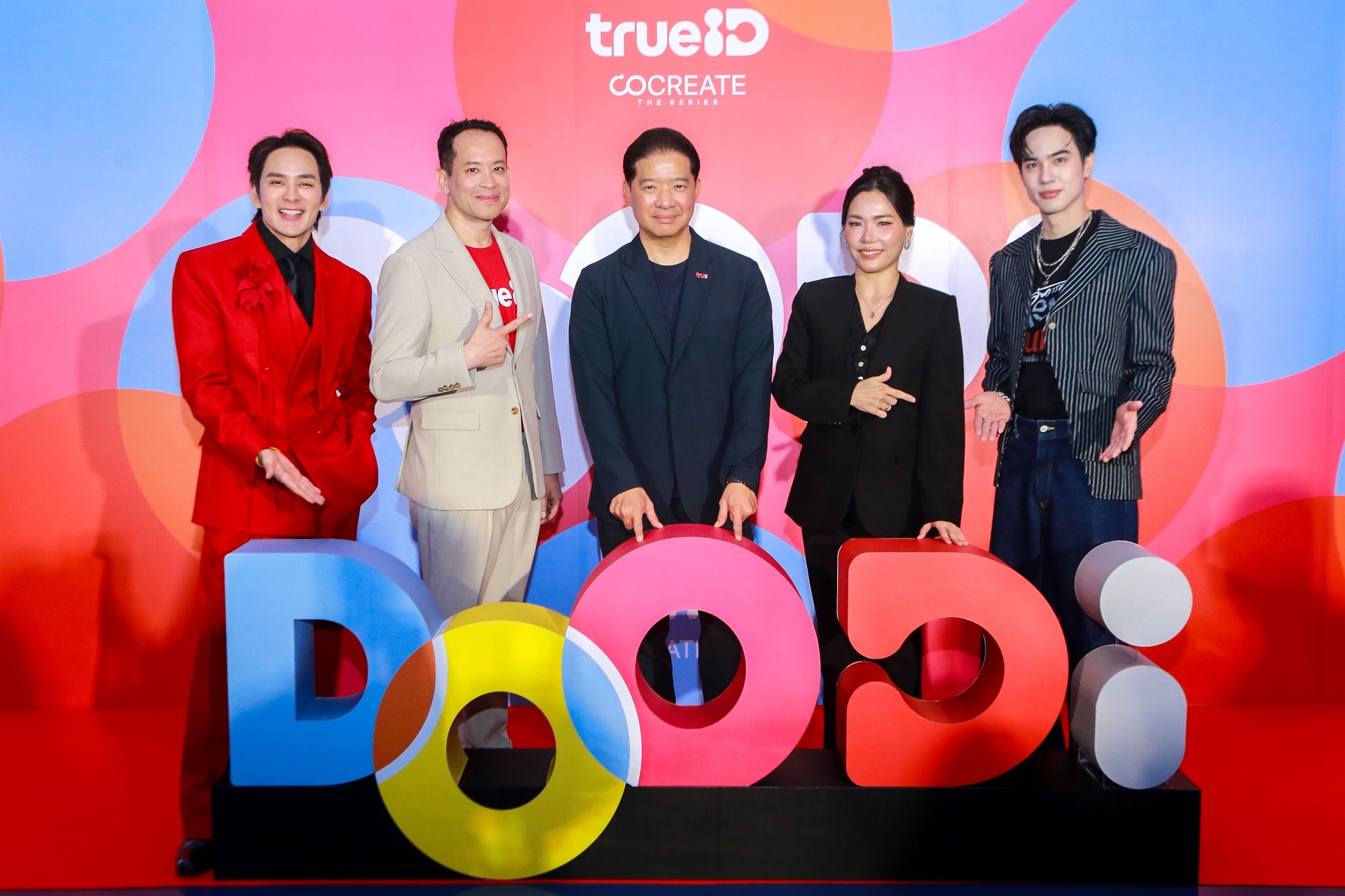 คุณวินท์รดิศ กลศาสตร์เสนี ในเสื้อสีน้ำตาล พร้อมผู้ร่วมงานในงานเปิดตัว DOODi by TrueID