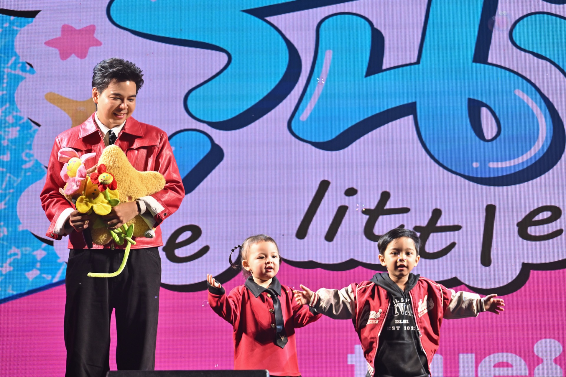ช่วงการแสดงของตัวตึงรุ่นจิ๋ว THE LITTLE MISSION บนเวทีเปิดตัว