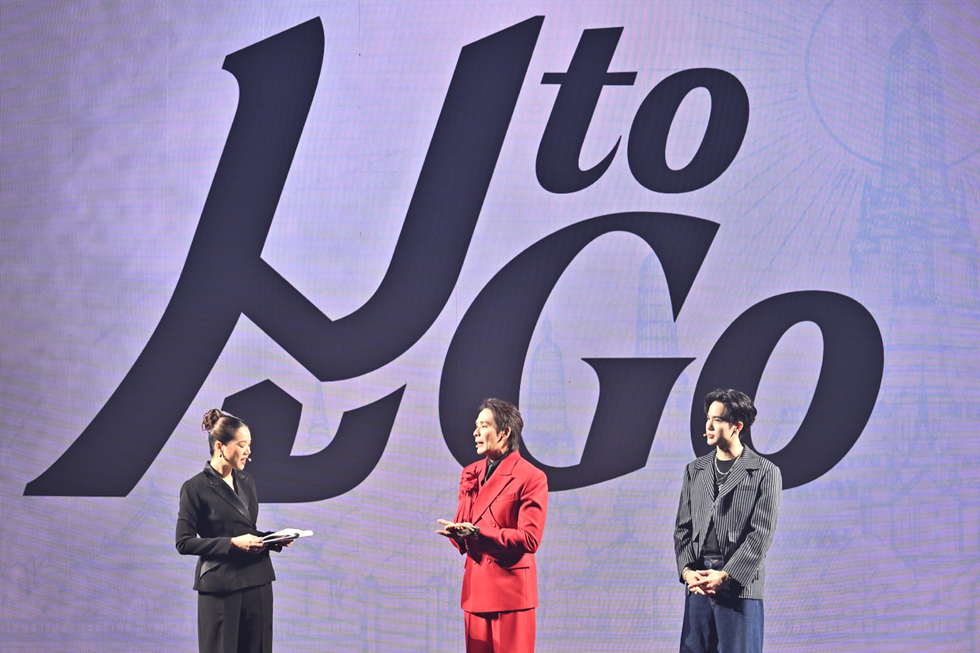 ผู้ดำเนินรายการบนเวที MU TO GO