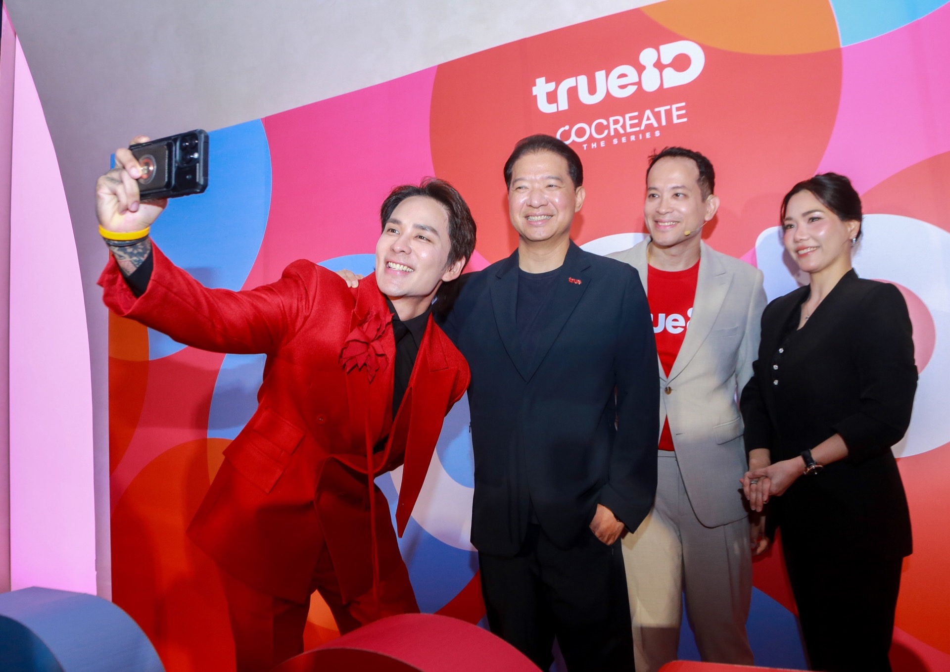 ผู้บริหารและผู้ร่วมงานถ่ายภาพร่วมกันภายในงานเปิดตัว