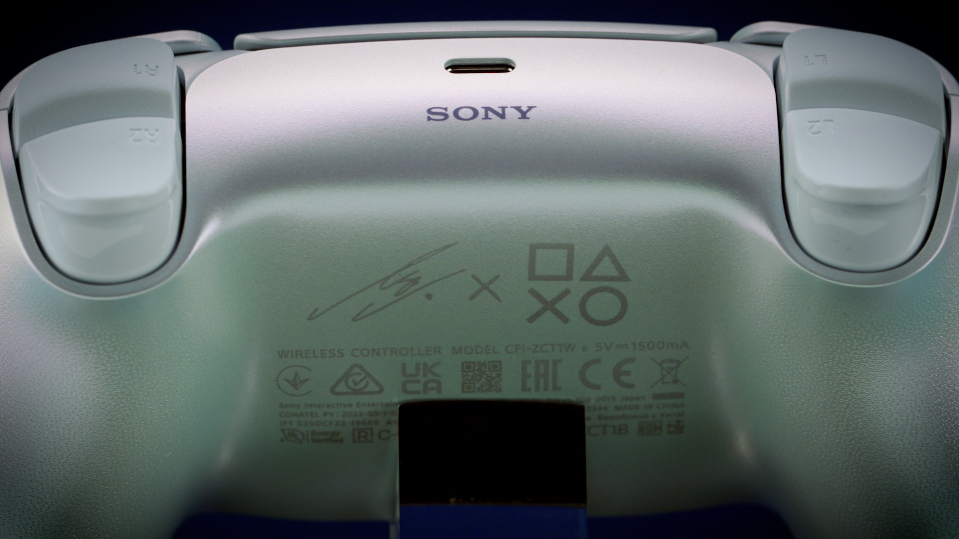 ด้านหลังคอนโทรลเลอร์ DualSense – Lisa Limited Edition พร้อมลายเซ็น Lisa และสัญลักษณ์ PlayStation