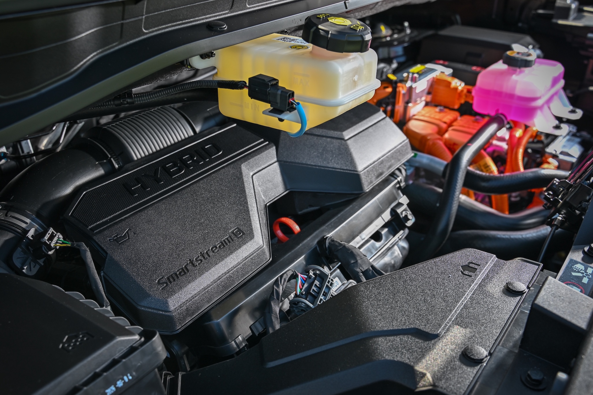 ห้องเครื่อง Hyundai STARIA Hybrid พร้อมเครื่องยนต์เทอร์โบและระบบไฮบริด