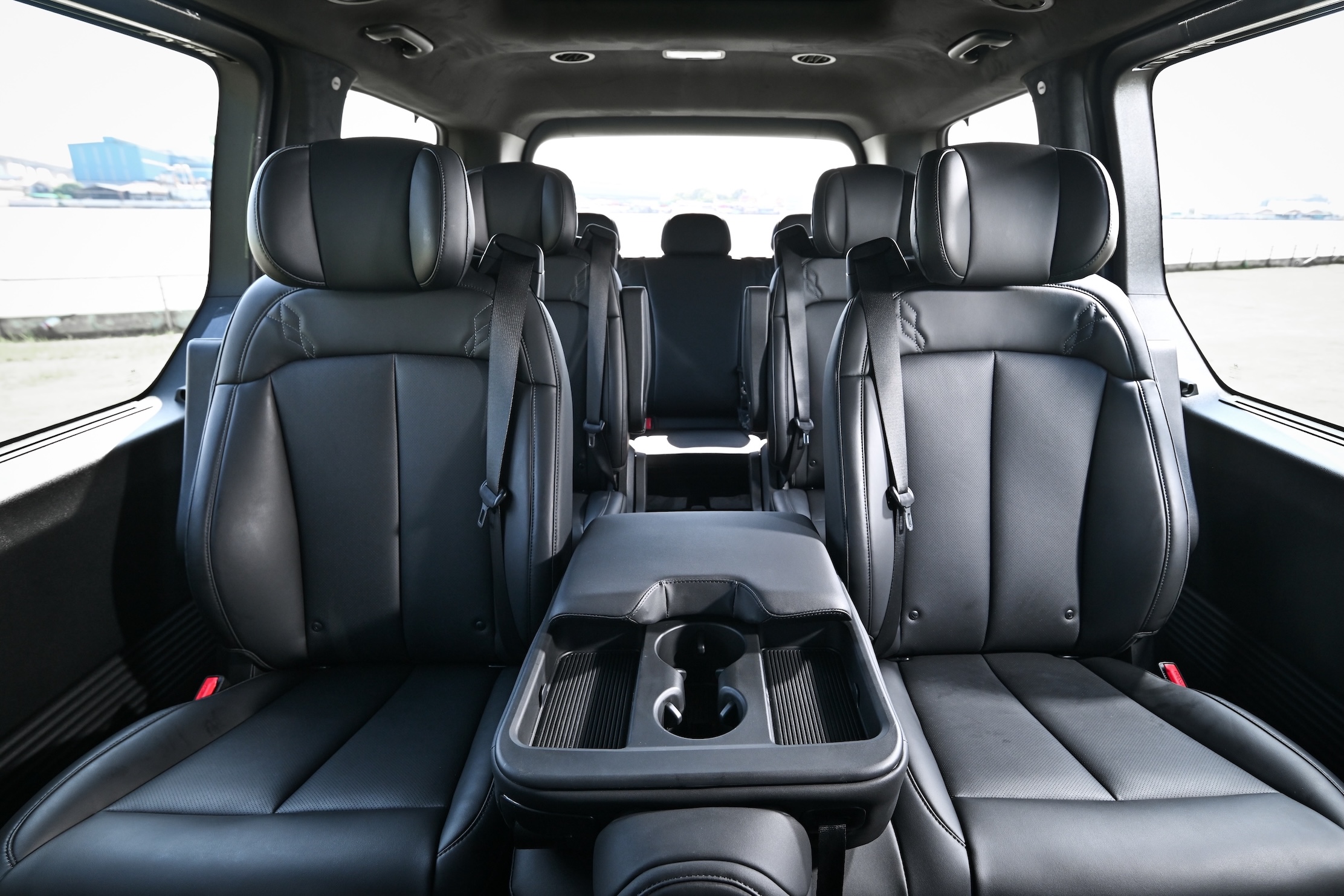 เบาะโดยสารสีดำและที่วางแก้วภายใน Hyundai STARIA Hybrid