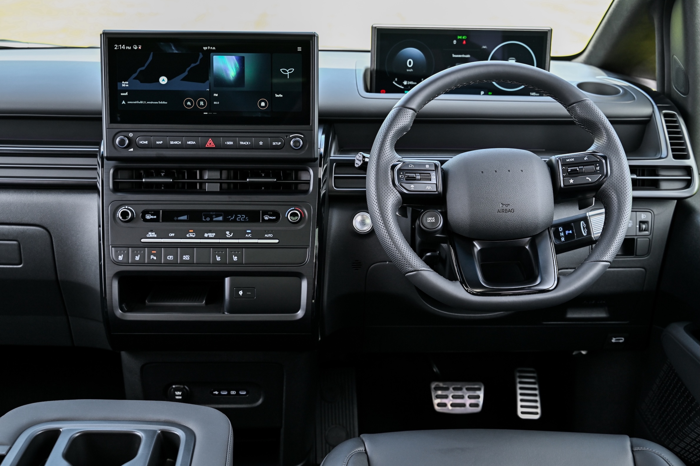 พวงมาลัยและหน้าจอคู่บนคอนโซล Hyundai STARIA Hybrid