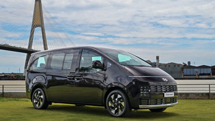 Hyundai STARIA Hybrid สี Galaxy Maroon Pearl มุมด้านหน้าและด้านข้าง
