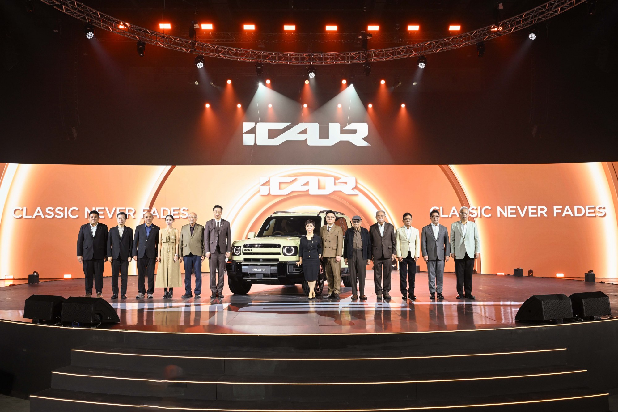 ผู้บริหารและพันธมิตร iCAUR ถ่ายภาพร่วมกับ iCAUR V27 REEV ในงานเปิดตัวประเทศไทย
