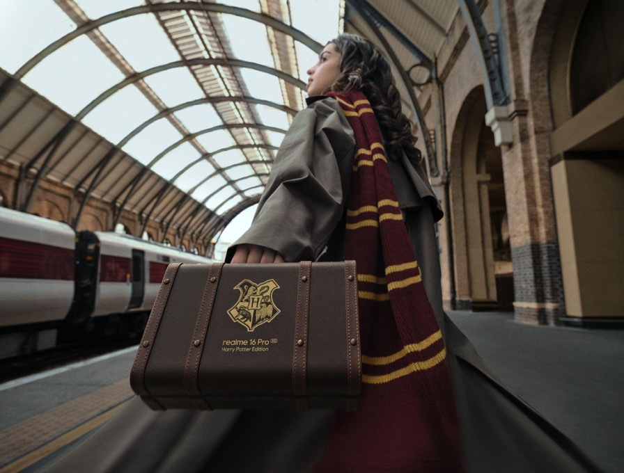 หญิงสาวถือกล่อง realme 16 Pro 5G Harry Potter Edition ที่สถานีรถไฟ