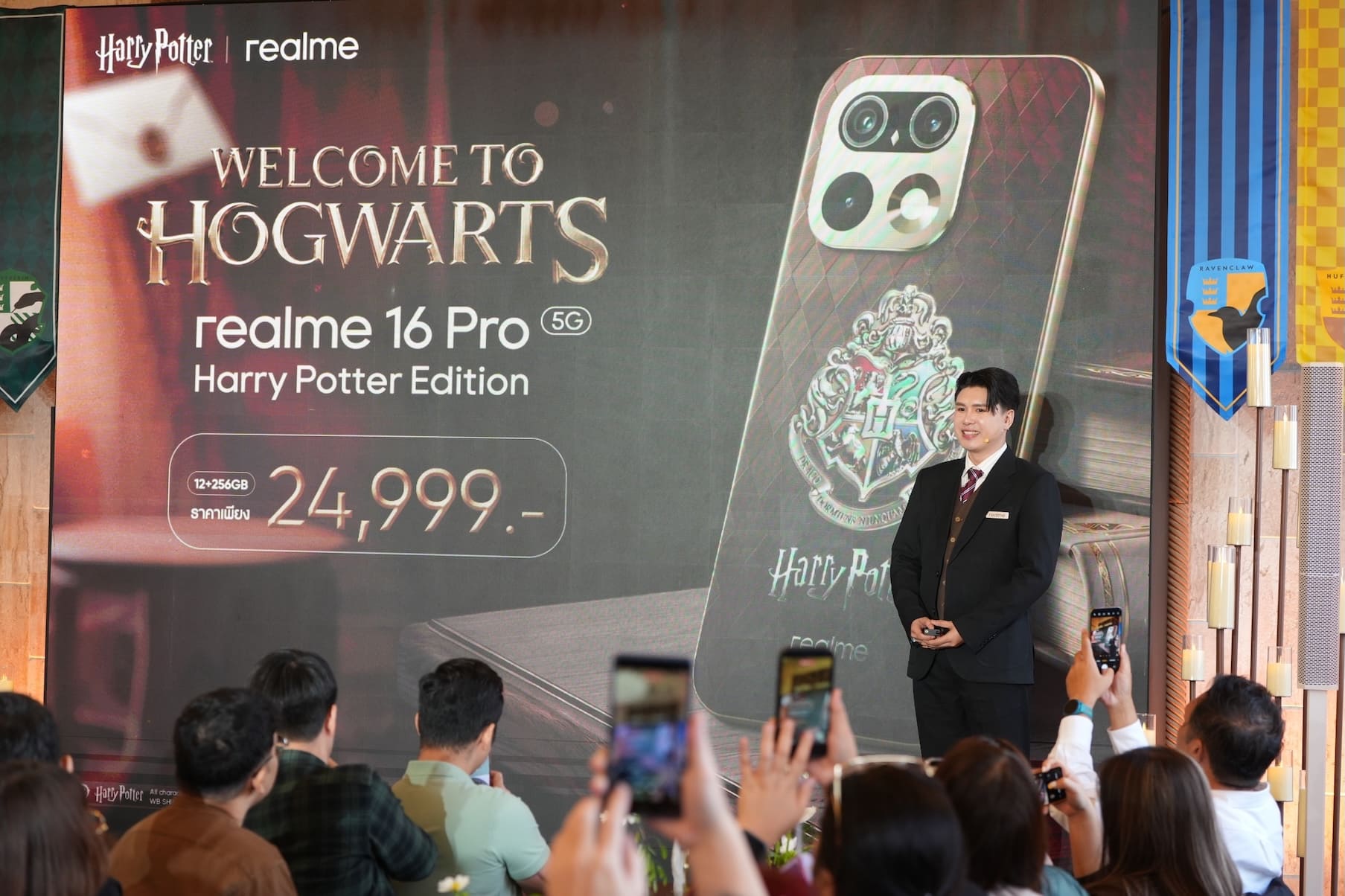 ผู้นำเสนอบนเวทีงานเปิดตัว realme 16 Pro 5G Harry Potter Edition ราคา 24,999 บาท