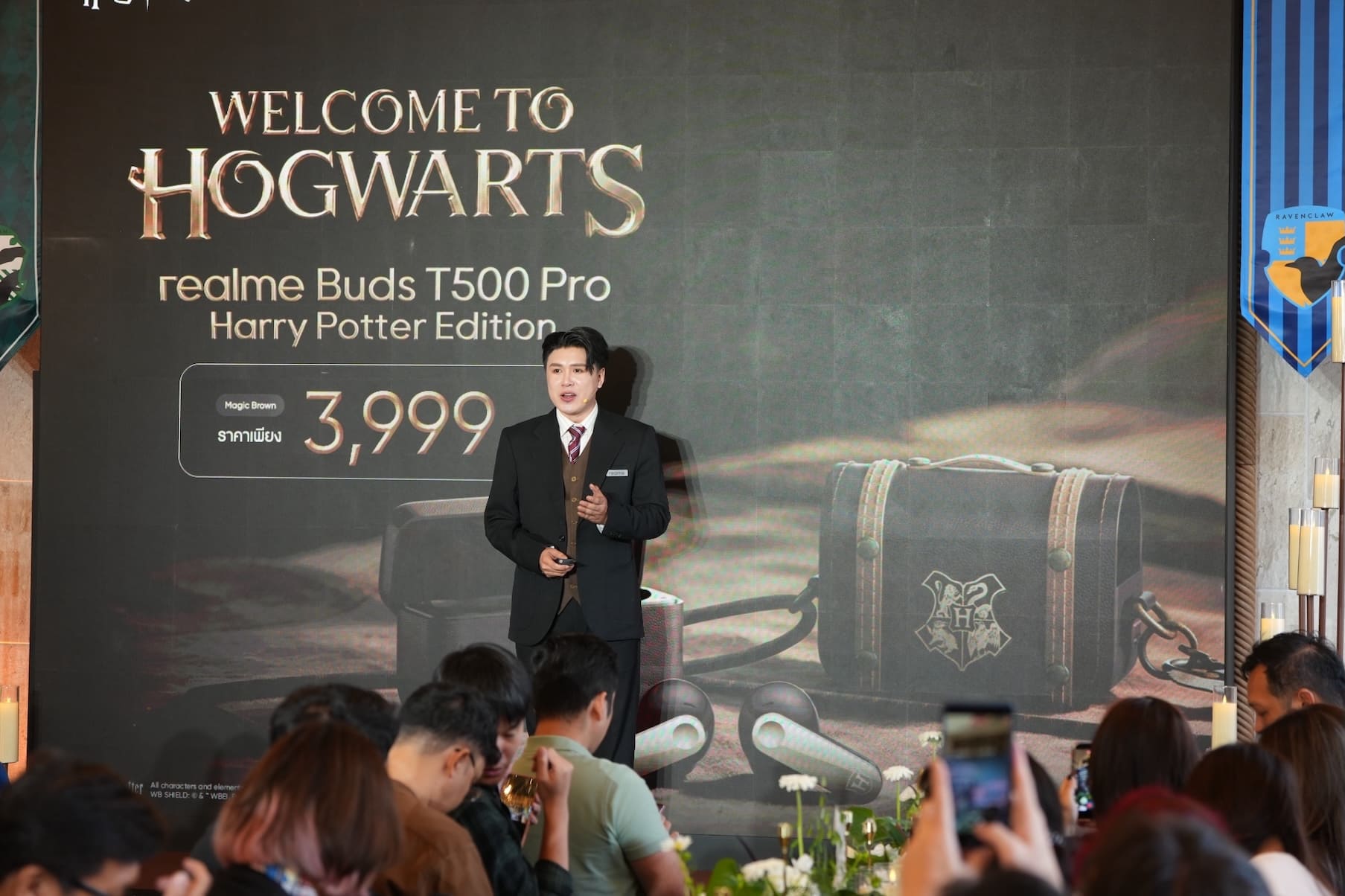 ผู้นำเสนอบนเวทีงานเปิดตัว realme Buds T500 Pro Harry Potter Edition ราคา 3,999 บาท