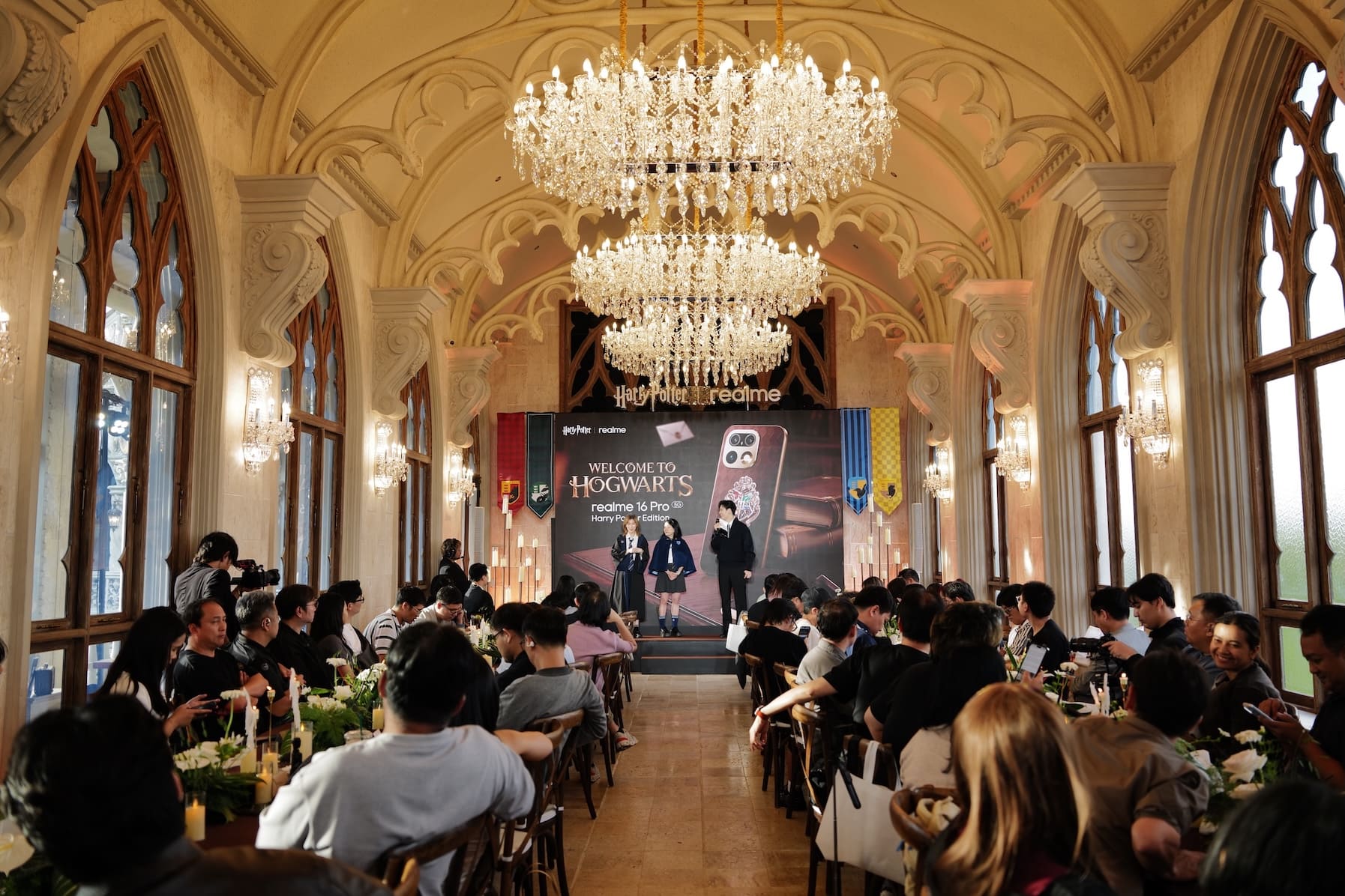 ภาพรวมผู้ร่วมงานและเวทีเปิดตัว realme 16 Pro 5G Harry Potter Edition