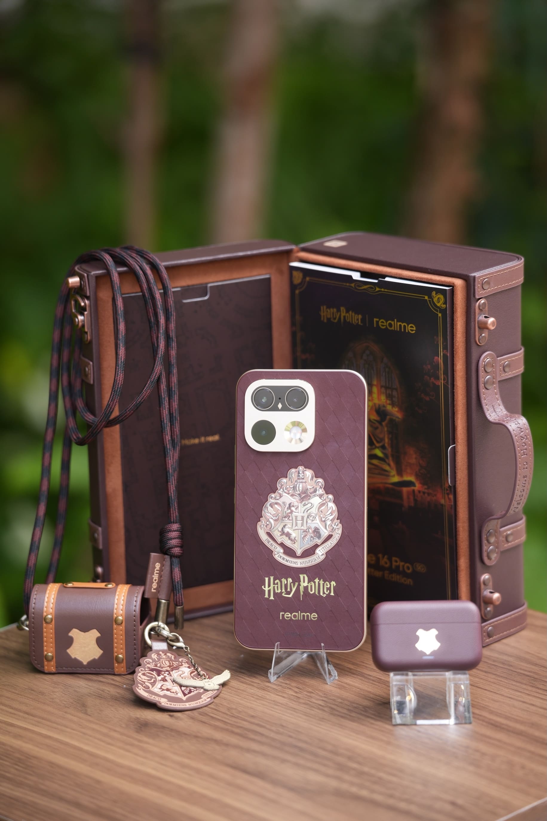 ชุด realme 16 Pro 5G และ Buds T500 Pro Harry Potter Edition ที่จัดแสดงภายในงาน