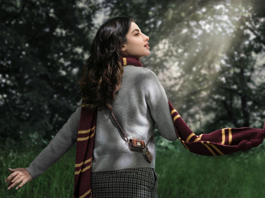 หญิงสาวสวมผ้าพันคอธีม Harry Potter พร้อม realme Buds T500 Pro Harry Potter Edition