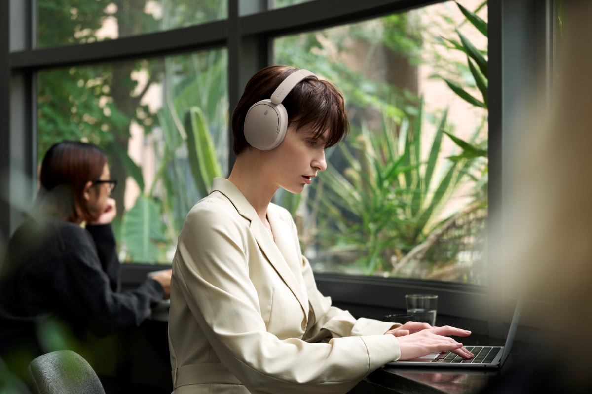 ผู้ใช้งานสวม Sony WH-CH730N สี Beige ระหว่างทำงานกับแล็ปท็อป
