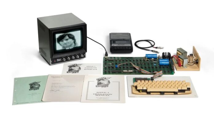 คอมพิวเตอร์ Apple I พร้อมจอภาพ คีย์บอร์ด คู่มือ และจดหมายลายเซ็นจาก Steve Jobs
