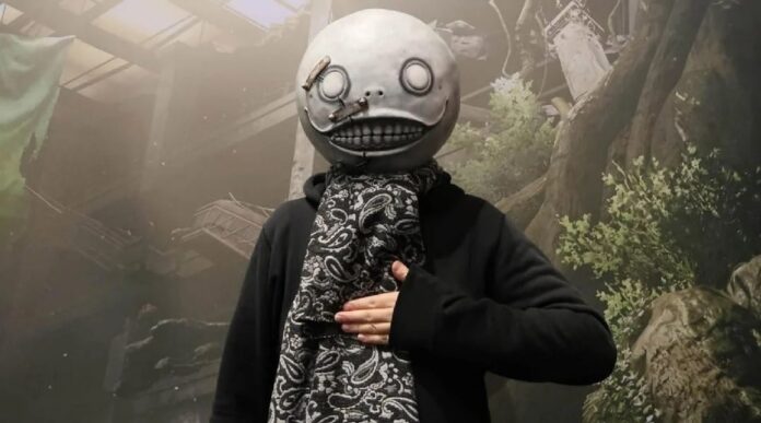 Yoko Taro ผู้สร้างซีรีส์ NieR สวมหน้ากาก Emil เอกลักษณ์ประจำตัว