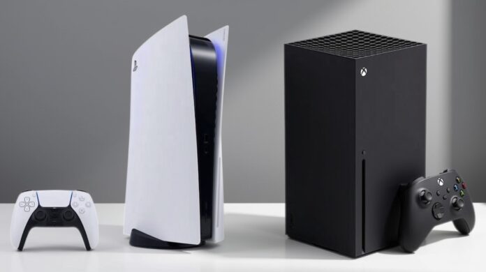 เครื่องเกมคอนโซล PlayStation 5 และ Xbox Series X วางตั้งคู่กันพร้อมจอยคอนโทรลเลอร์บนโต๊ะสีขาว