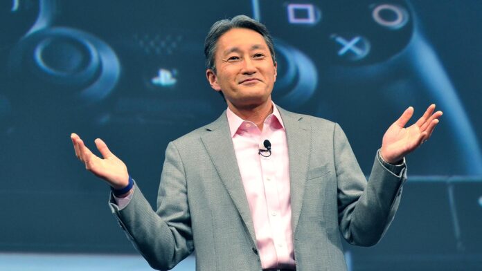 Kaz Hirai กำลังพูดบนเวทีในงานของ Sony สมัยดำรงตำแหน่งบริหาร PlayStation