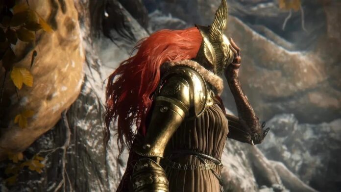 Malenia สวมเกราะสีทองและหมวกปีกปีกนก พร้อมผมยาวสีแดงในเกม Elden Ring