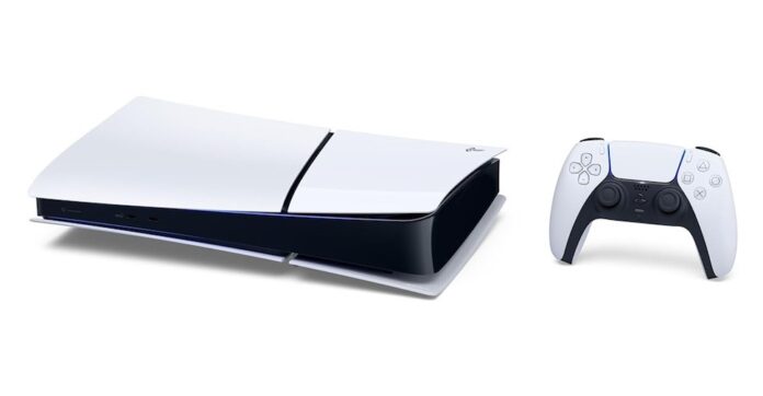 เครื่องคอนโซล PlayStation 5 (PS5) รุ่นสลิมวางแนวนอนพร้อมจอย DualSense บนพื้นหลังสีขาว