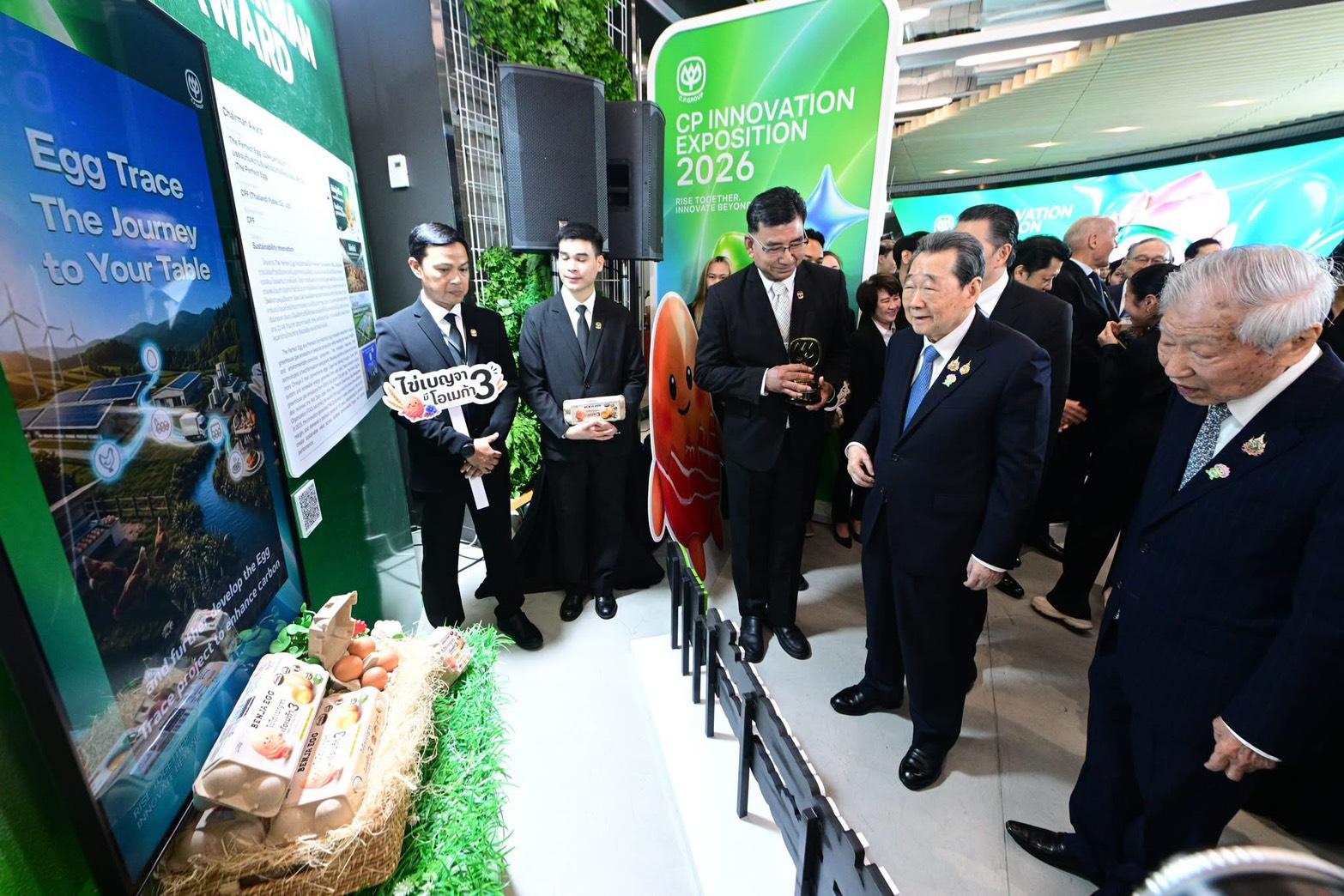ผู้เข้าร่วมงานชมบูธจัดแสดงไข่และข้อมูลการผลิตบนจอ