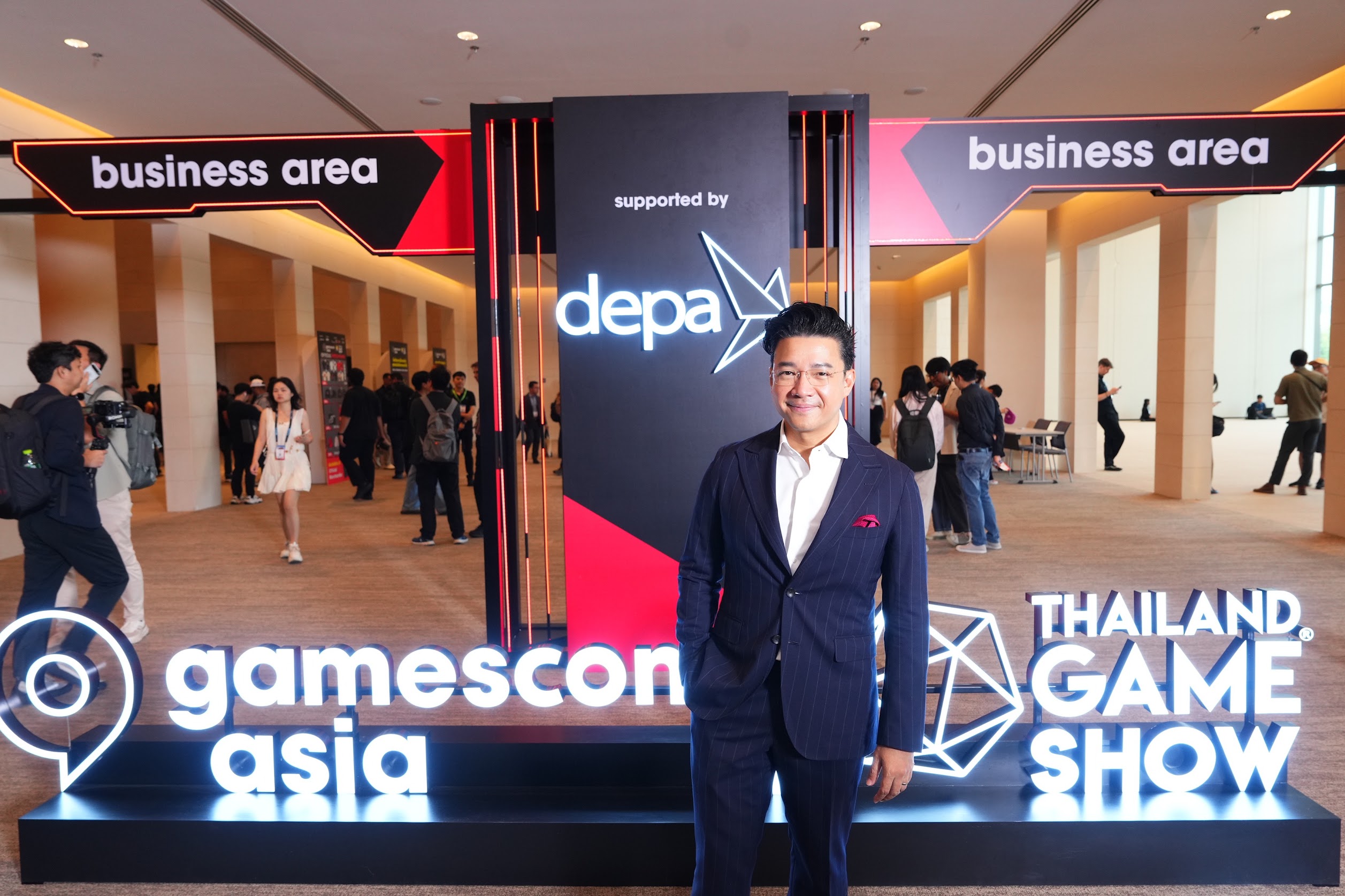 พงศ์สุข หิรัญพฤกษ์ ยืนหน้าป้ายโซนธุรกิจ gamescom asia x Thailand Game Show 2026