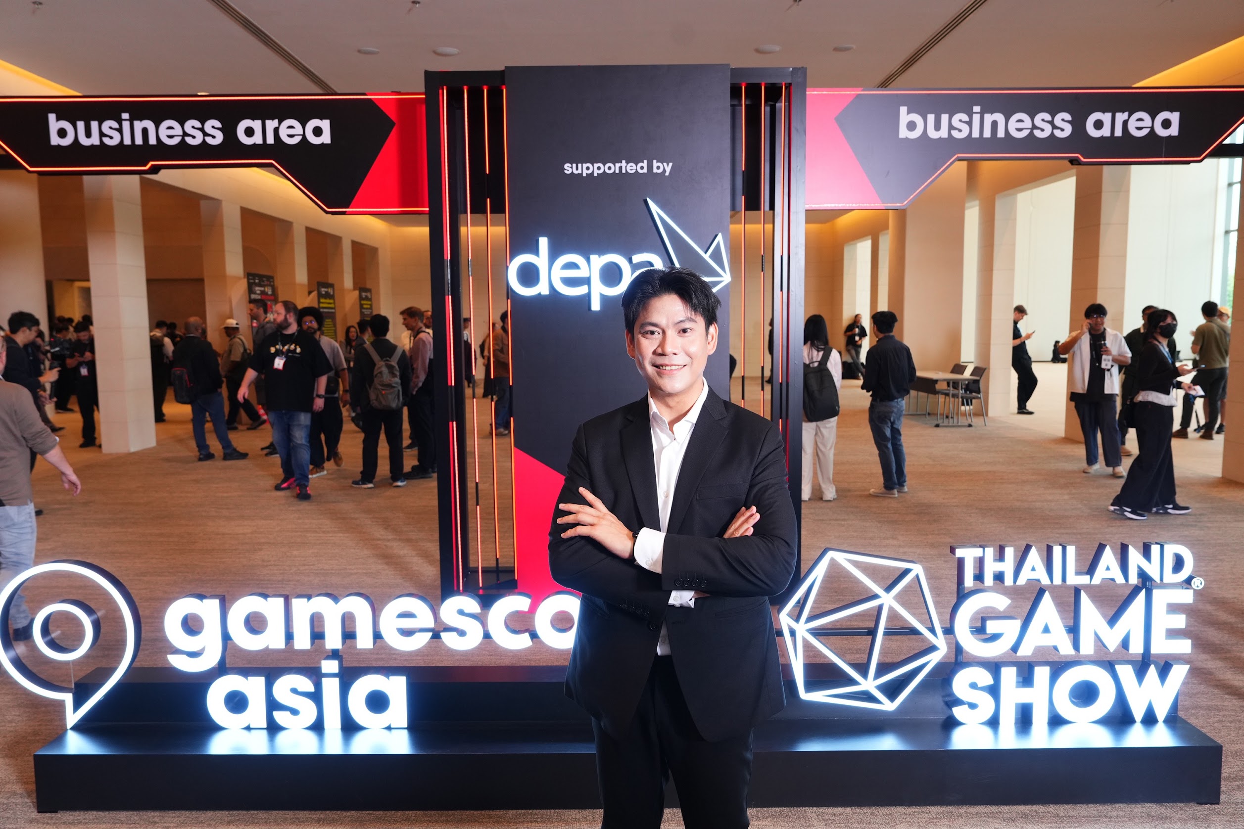 กรกานต์ แย้มสัตย์ธรรม ยืนหน้าป้ายโซนธุรกิจ gamescom asia x Thailand Game Show 2026