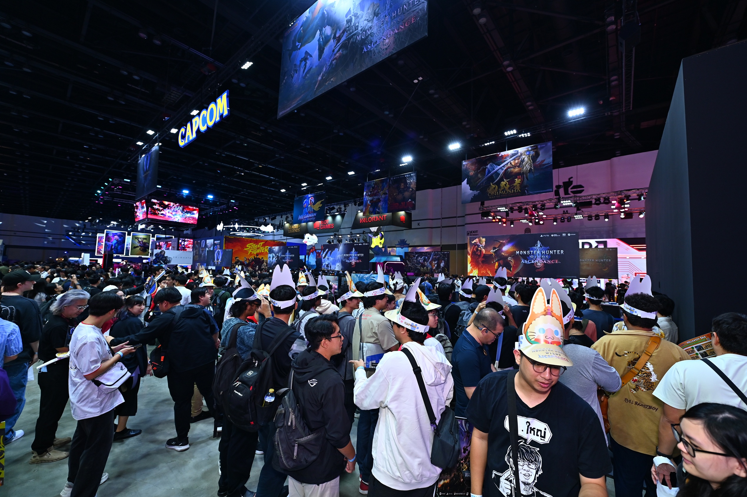 ผู้เข้าชมทดลองเล่นเกมและชมบูธ CAPCOM ภายในงาน