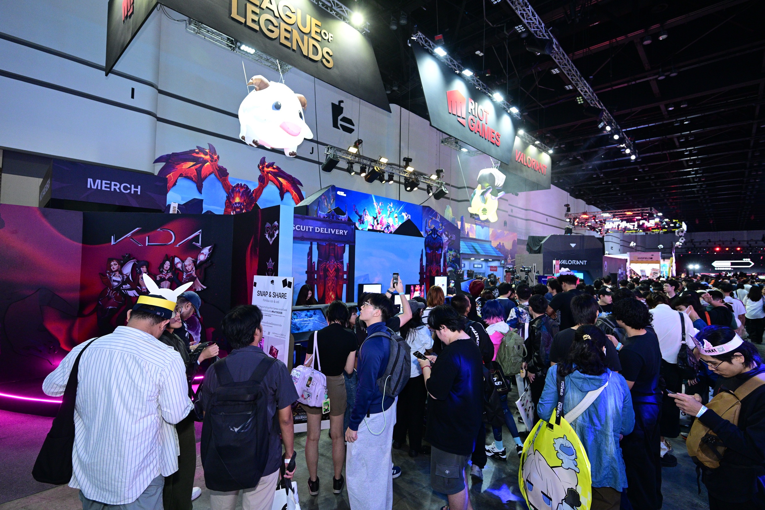 ผู้เข้าชมบริเวณบูธ VALORANT และ League of Legends