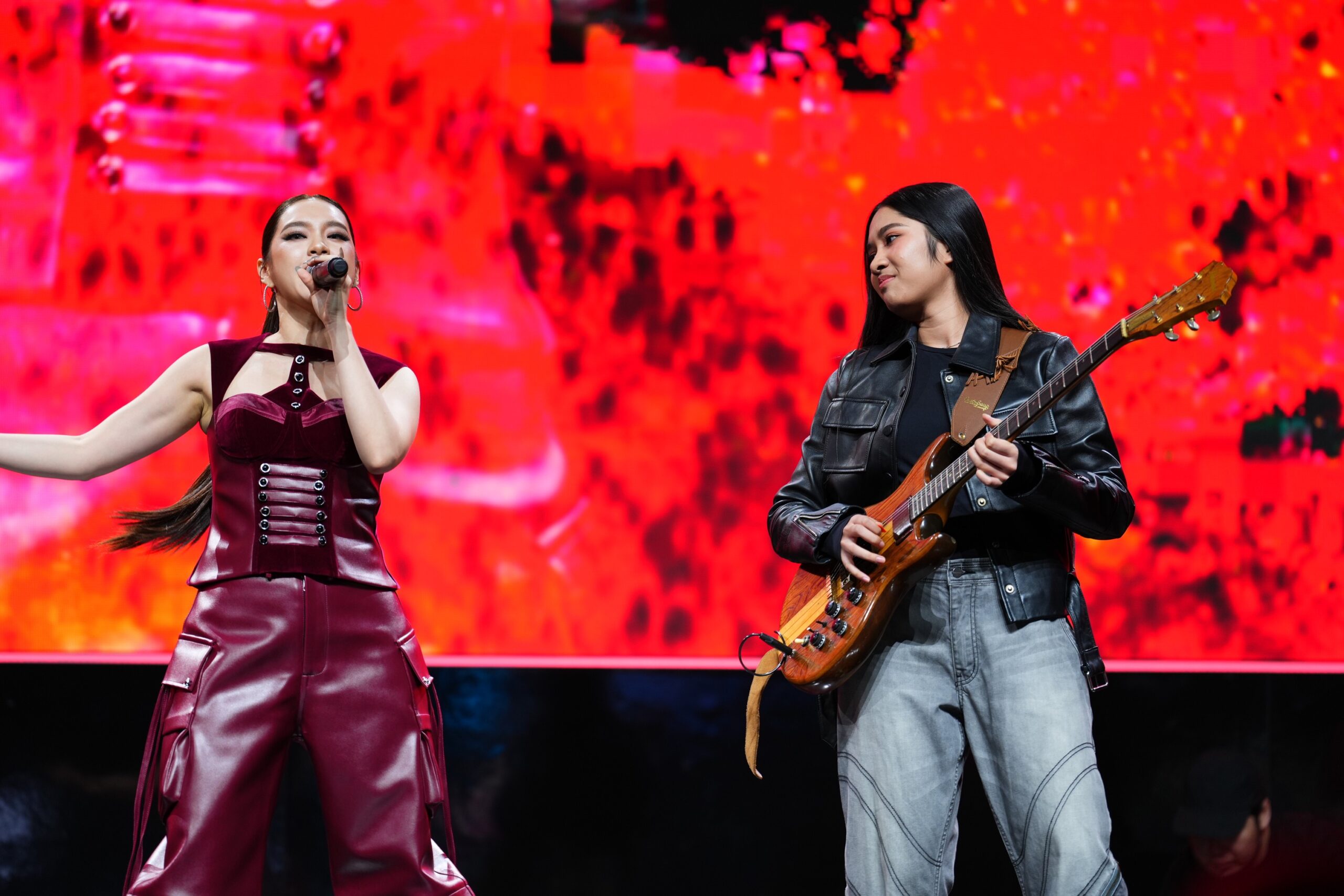 เฌอปราง อารีย์กุล ร้องเพลงร่วมกับเนเน่ รอยัลที่เล่นกีตาร์ในโชว์เปิดงาน