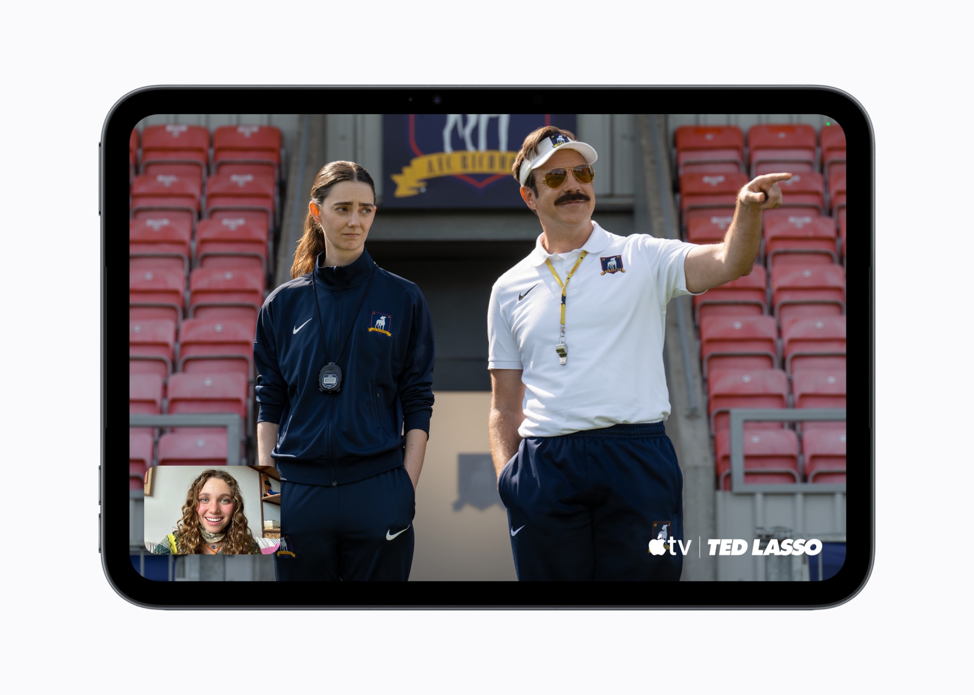 iPad mini แสดง Ted Lasso พร้อมหน้าต่างการโทร FaceTime