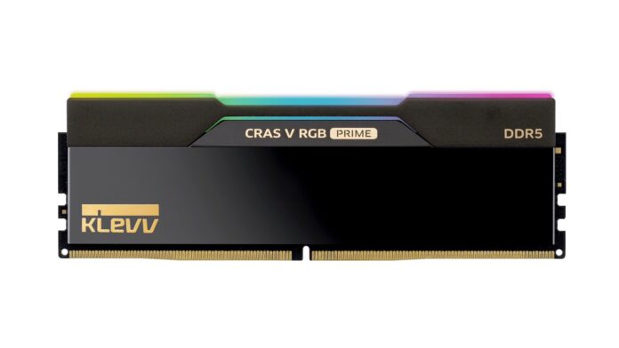 แรม KLEVV CRAS V RGB PRIME สีดำทองพร้อมแถบไฟ RGB บนพื้นขาว