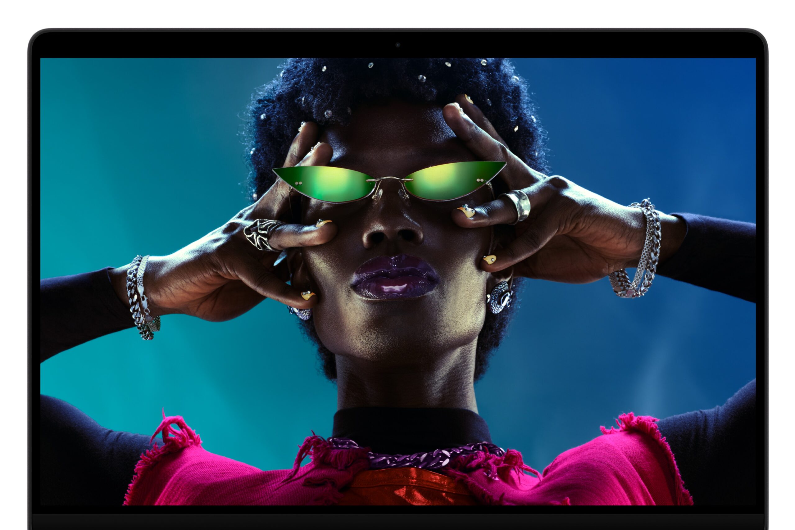 จอ Liquid Retina XDR บน MacBook Pro 14 นิ้ว แสดงภาพบุคคลสวมแว่น