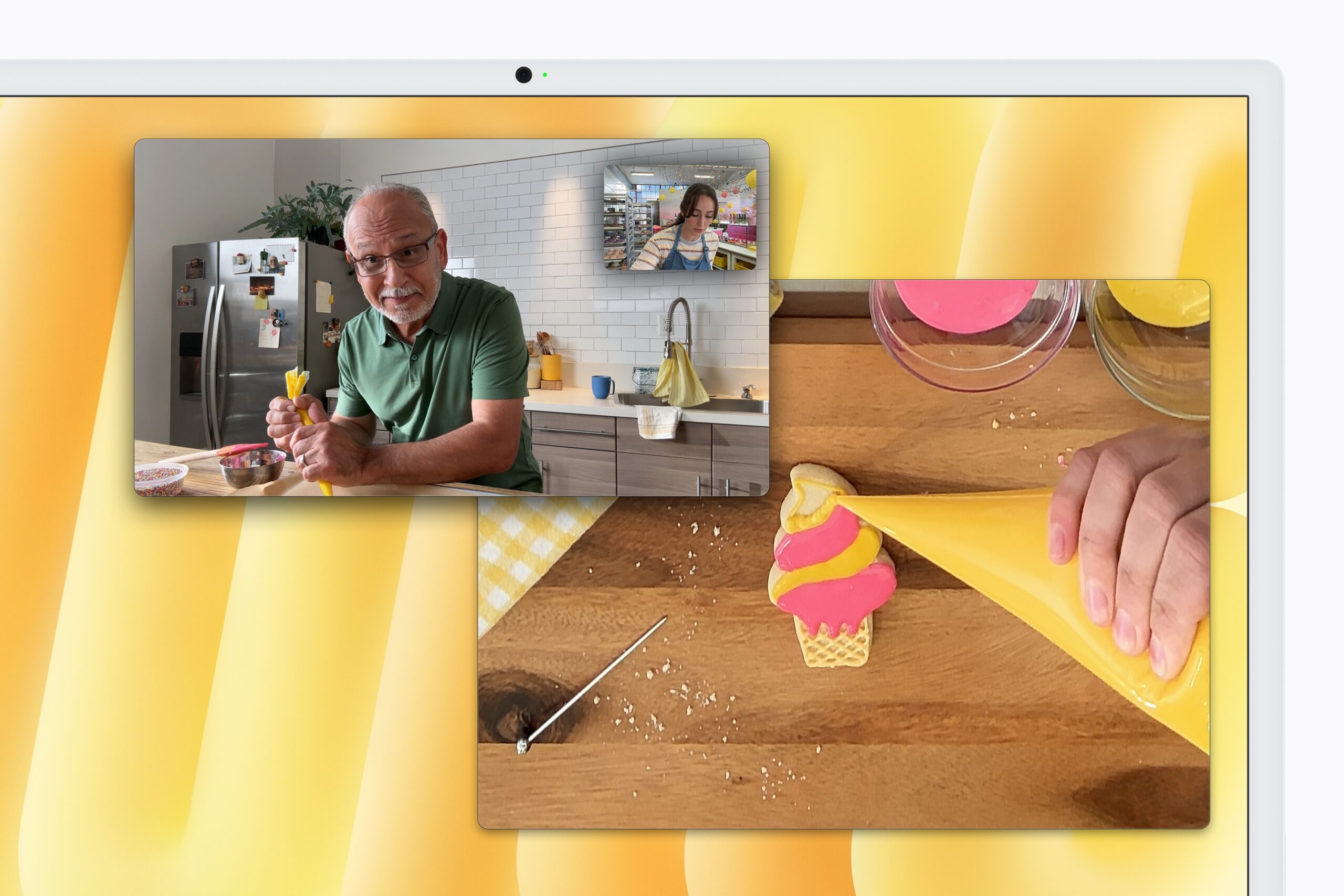 วิดีโอคอลบน iMac แสดงผู้สนทนาและภาพพื้นที่โต๊ะที่กำลังตกแต่งคุกกี้