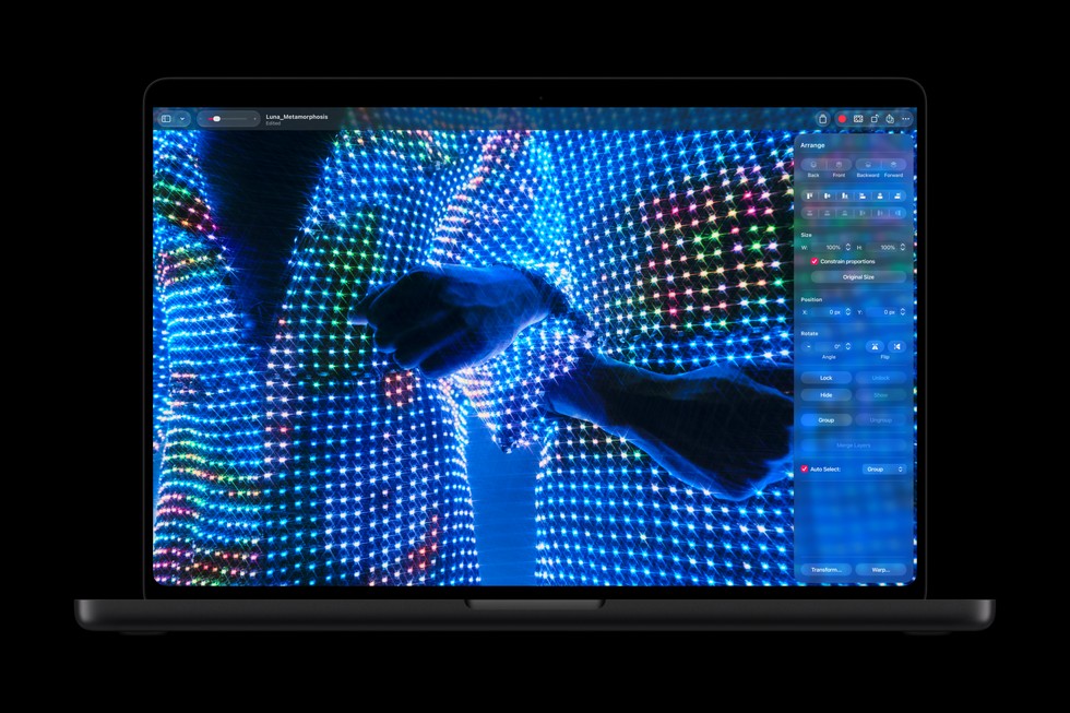 MacBook Pro เปิด Pixelmator Pro แสดงภาพแสงสีฟ้า