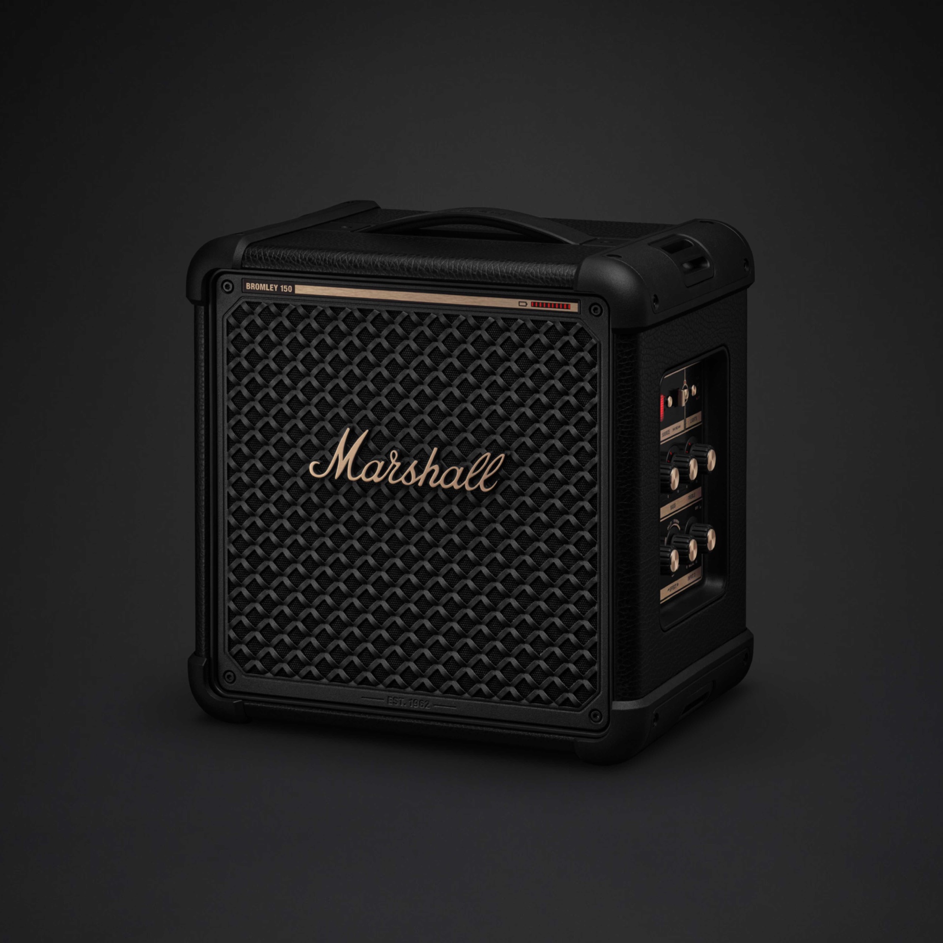 ลำโพง Marshall Bromley 150 มุมด้านหน้าและด้านข้างบนพื้นหลังสีเทา