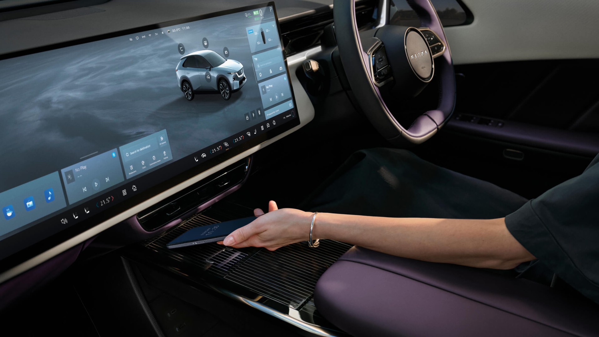 แท่นชาร์จโทรศัพท์ไร้สายบริเวณคอนโซลกลางของ Mazda CX-6e