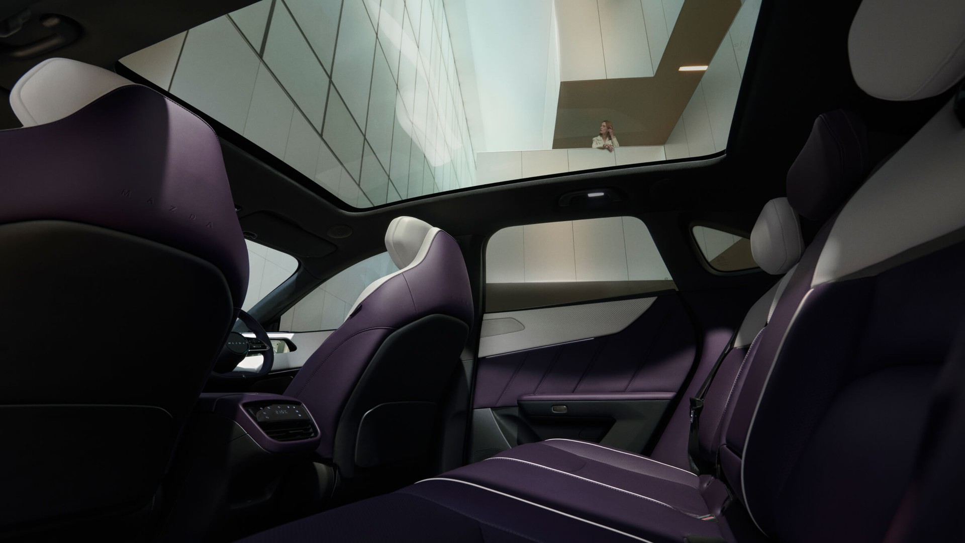 หลังคากระจกพาโนรามาพร้อมม่านไฟฟ้าของ Mazda CX-6e