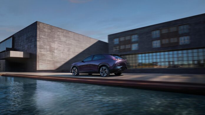 รถ Mazda CX-6e สีม่วงในมุมด้านข้าง