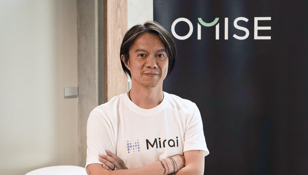 จุน ฮาเซกาวา สวมเสื้อ Mirai หน้าโลโก้ Omise
