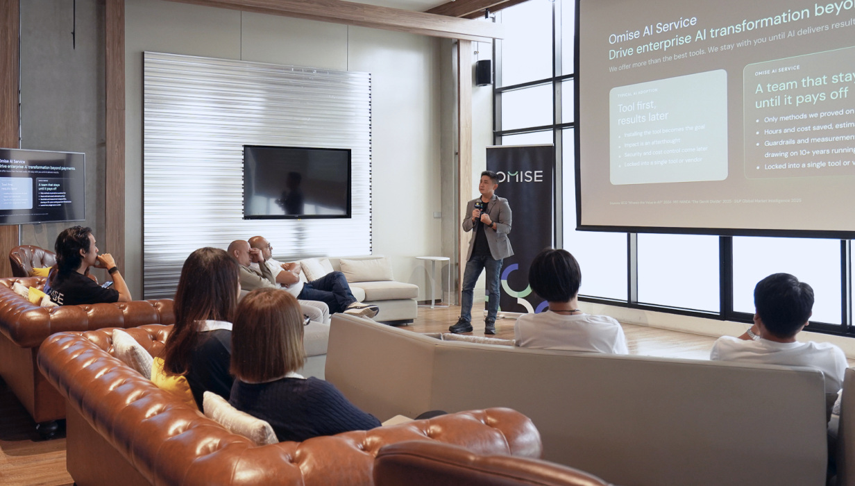 ผู้บรรยายนำเสนอ Omise AI Service ต่อผู้เข้าร่วมงาน