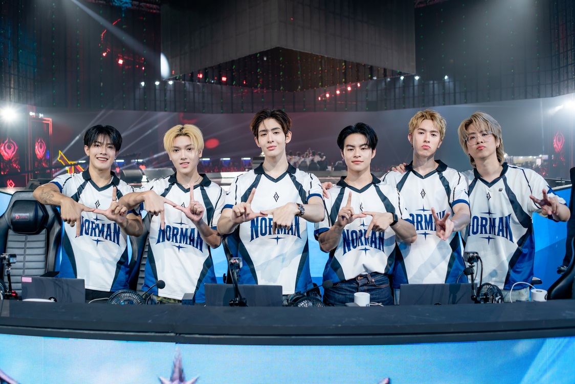 สมาชิก TEAM NORMAN ร่วมถ่ายภาพในงาน RoV T-POP Tournament 2026
