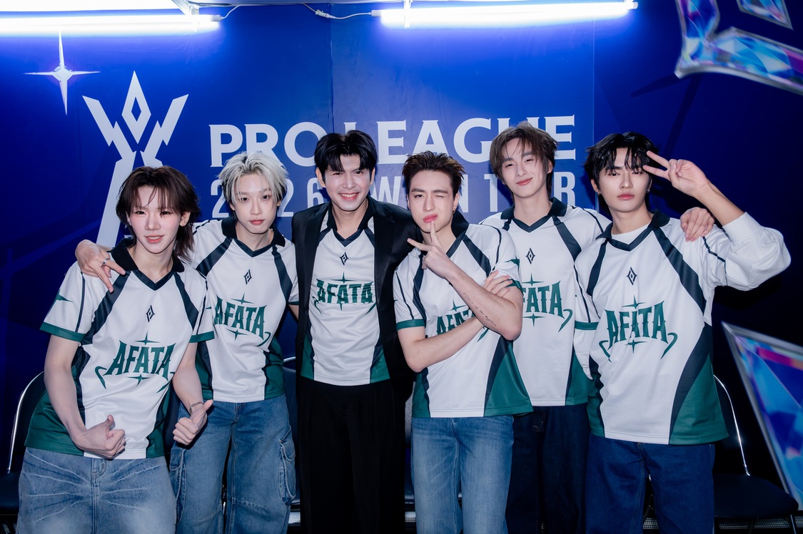 สมาชิก TEAM AFATA ร่วมถ่ายภาพในงาน RoV T-POP Tournament 2026