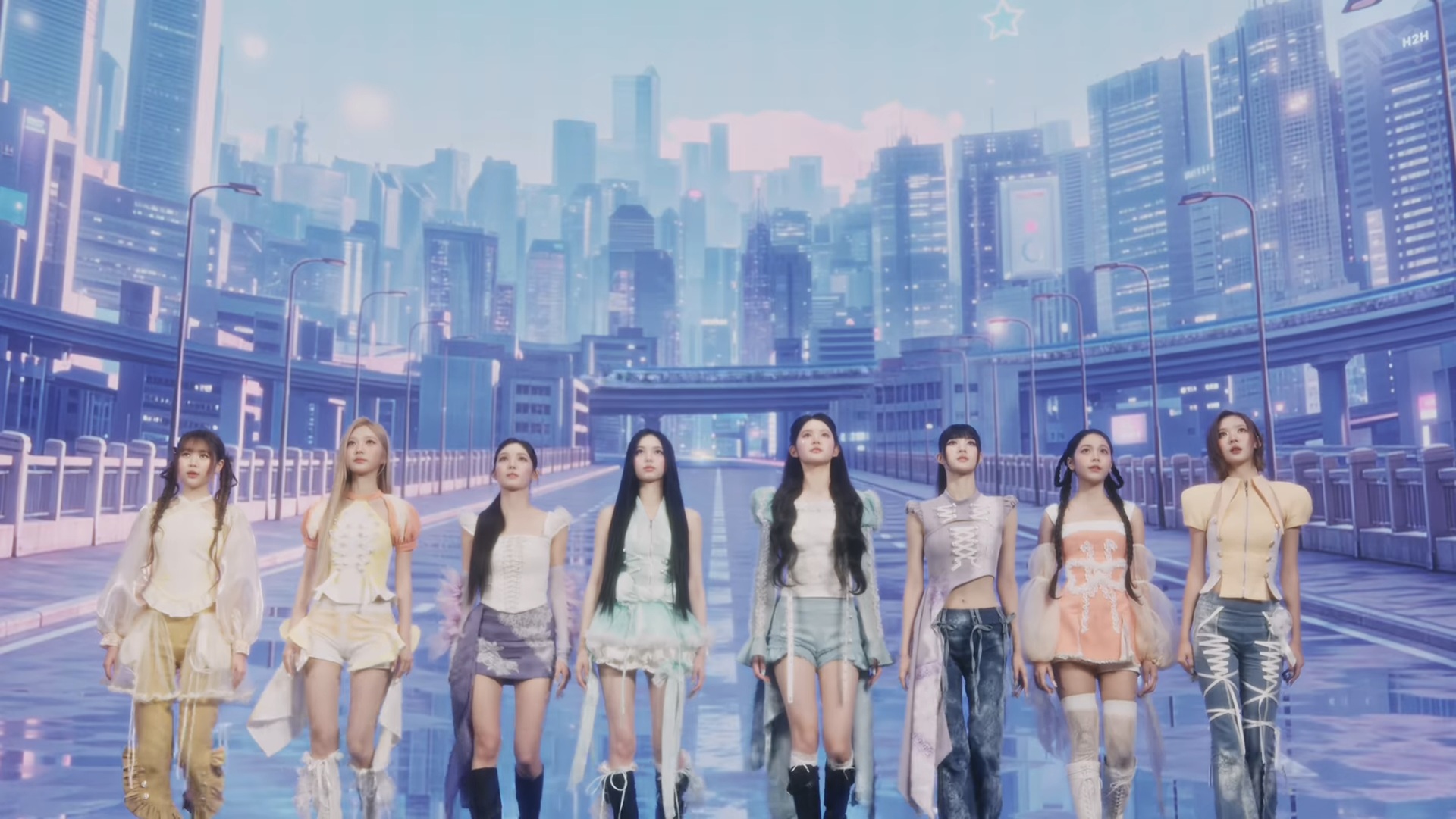 สมาชิก Hearts2Hearts ทั้ง 8 คนหน้าฉากเมืองในภาพประกอบโปรเจกต์ Next Chapter